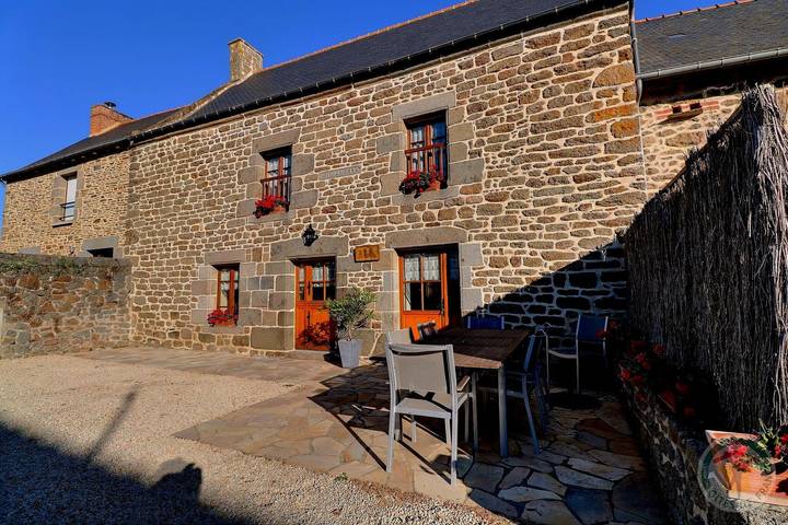 Gîte pour 7 personnes, avec Jacuzzi et Terrasse ainsi que Jardin et Vue à Meillac