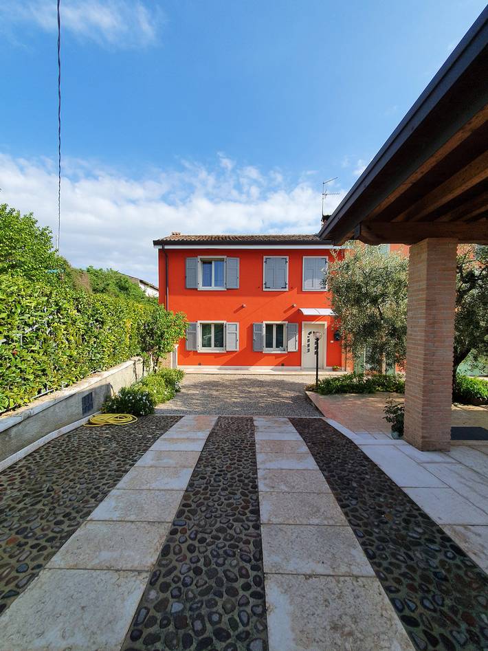 Regarda – Haus Rustico Petra im Bardolino mit 3 Schlafzimmer, 2 Bäder, Garten in Bardolino, Gardasee-Berge