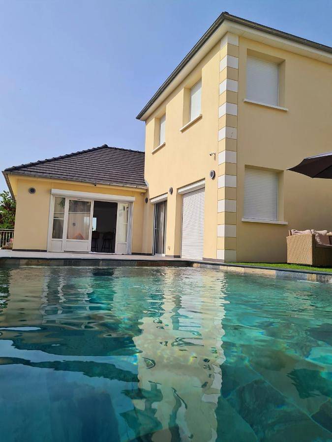 Location de vacances pour 7 personnes, avec Balcon et Terrasse ainsi que Jardin et Piscine à Vernouillet
