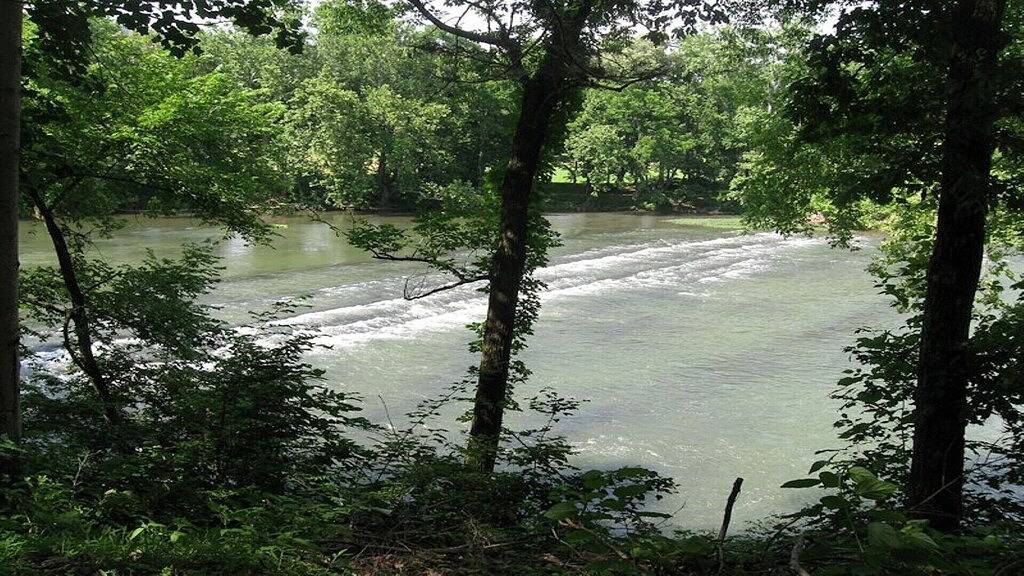 Vintage River Cabin, Log, Riverfront, Kamin, Dock, Whirlpool, Oberlichter, Charme in Page County