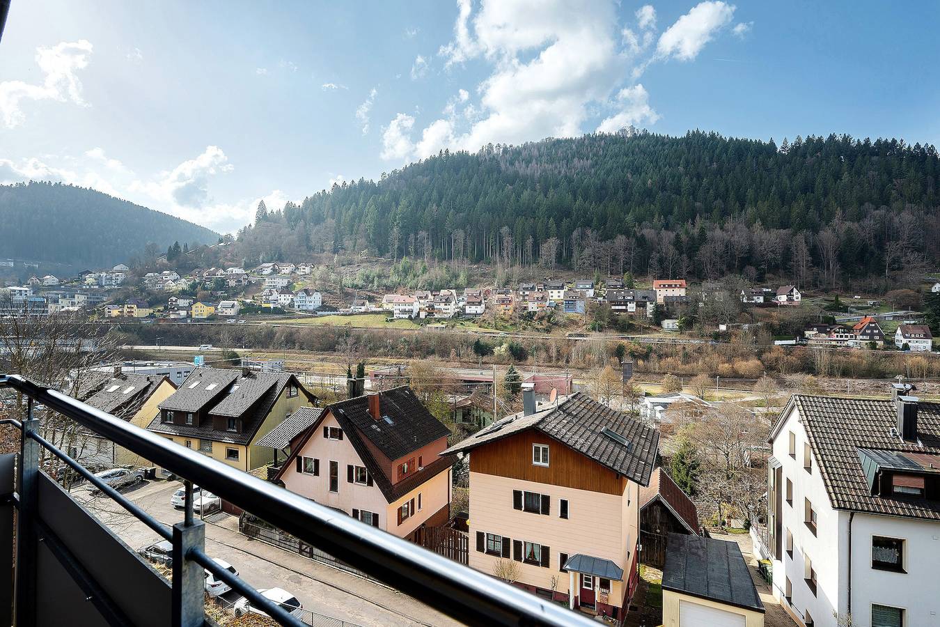 Apartamento entero, Apartamento 'Kraft' con vistas a la montaña, balcón y wifi in Bad Wildbad, Northern Black Forest