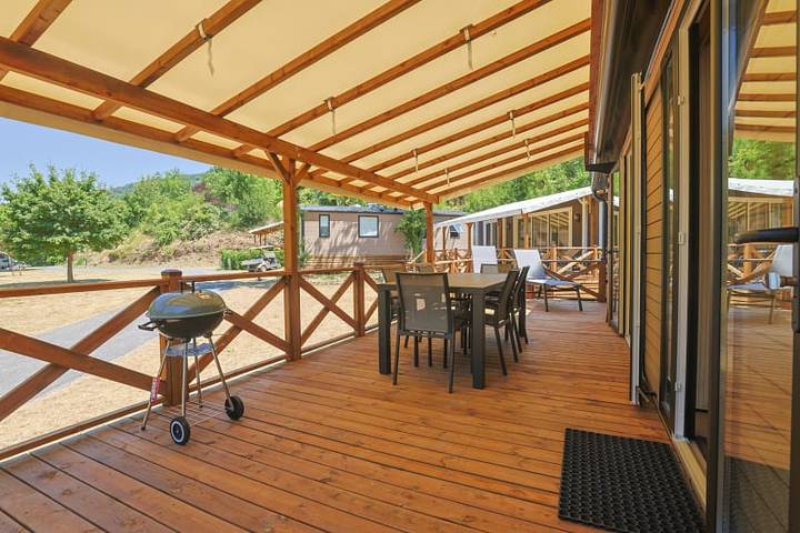 Caravane pour 6 personnes, avec Balcon/Terrasse ainsi que Terrasse et Sauna à Nant - 2