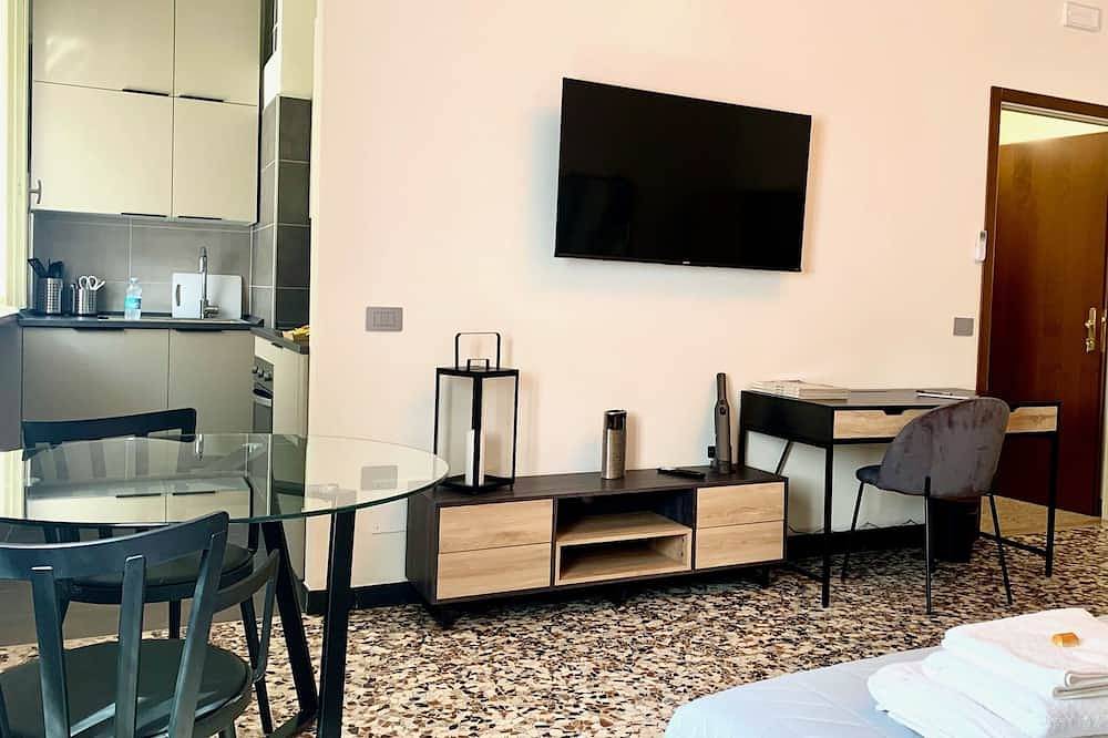 Entire apartment, Studio apartment with double bed and sofa bed in Piacenza, Piacenza Province
