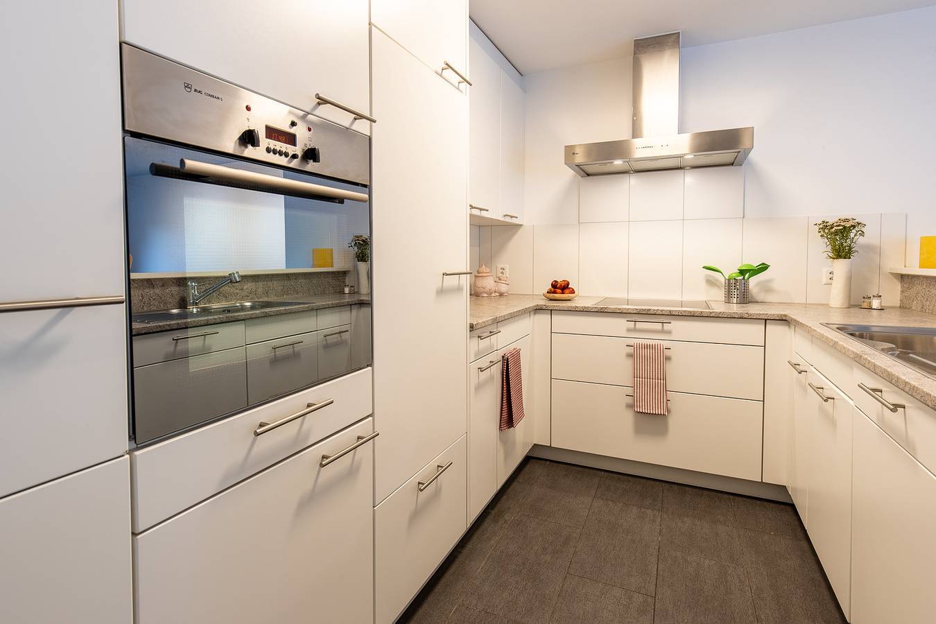 Ganze Wohnung, La Stüvetta: Moderne, qualitativ hochstehend ausgebaute 2.5 Zimmerwohnung direkt bei der Bergbahn Motta Naluns in Scuol, Unterengadin