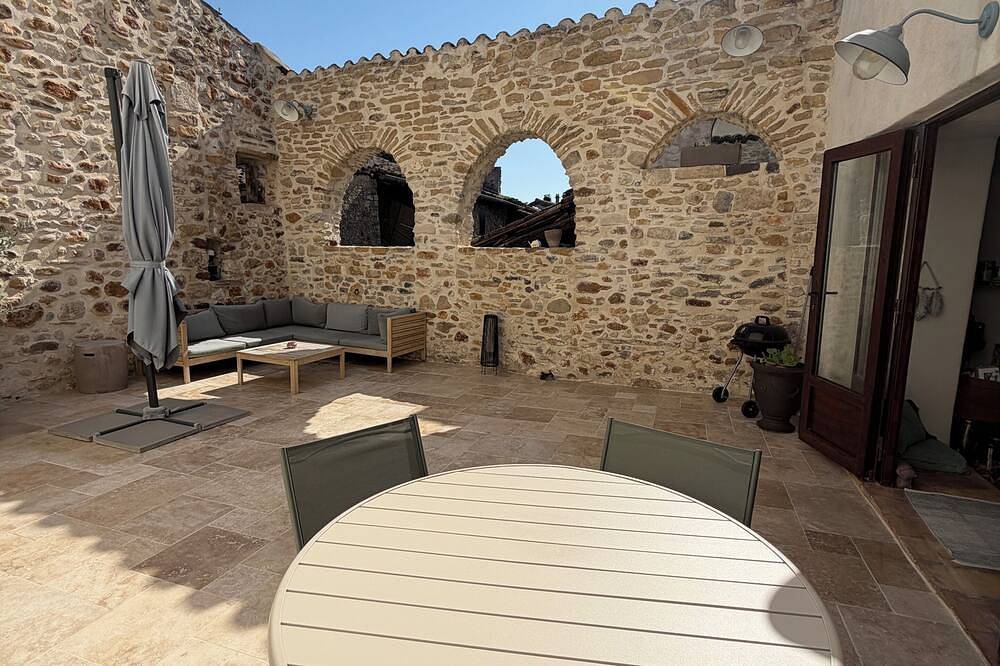 Maison Village Typique et Grand Patio Pour 4 Personnes in Allègre-les-Fumades, Région d'Alès