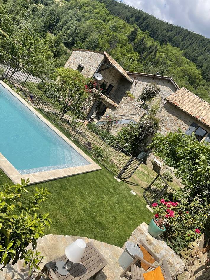 Gîte pour 5 personnes, avec jacuzzi et piscine ainsi que jardin et terrasse à Chirols