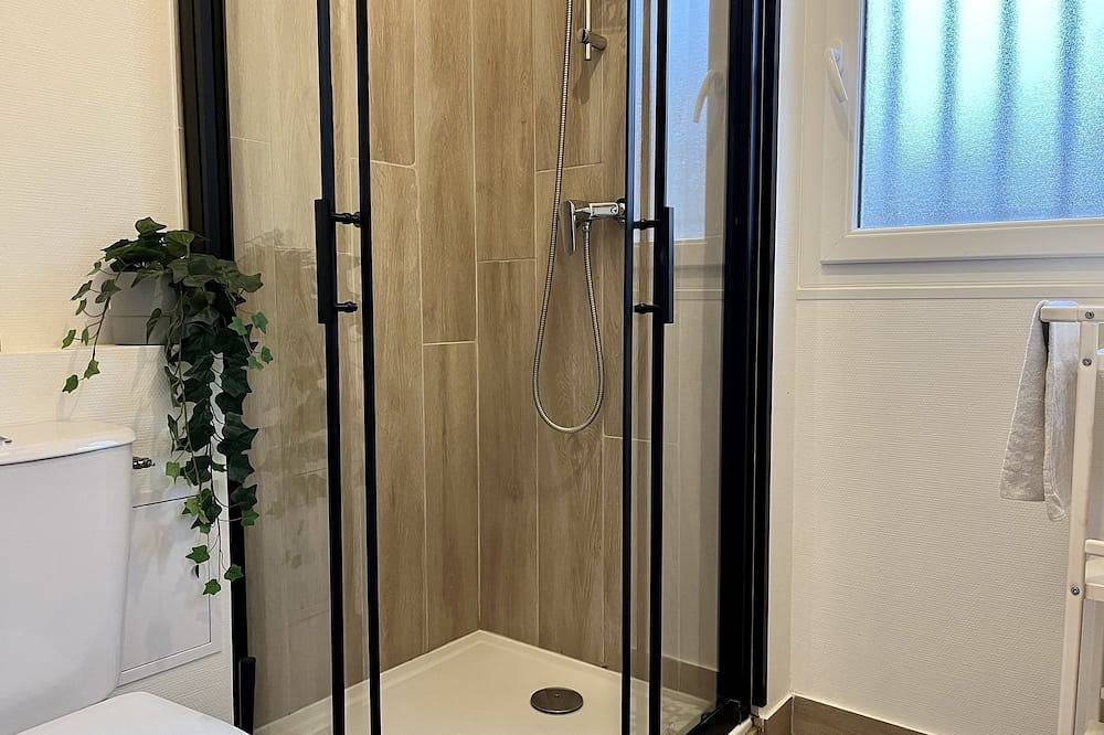 Apartamento entero, T2 with terrace and parking - between Paris and Disneyland in Noisy-le-Grand, Sena-Saint Denis