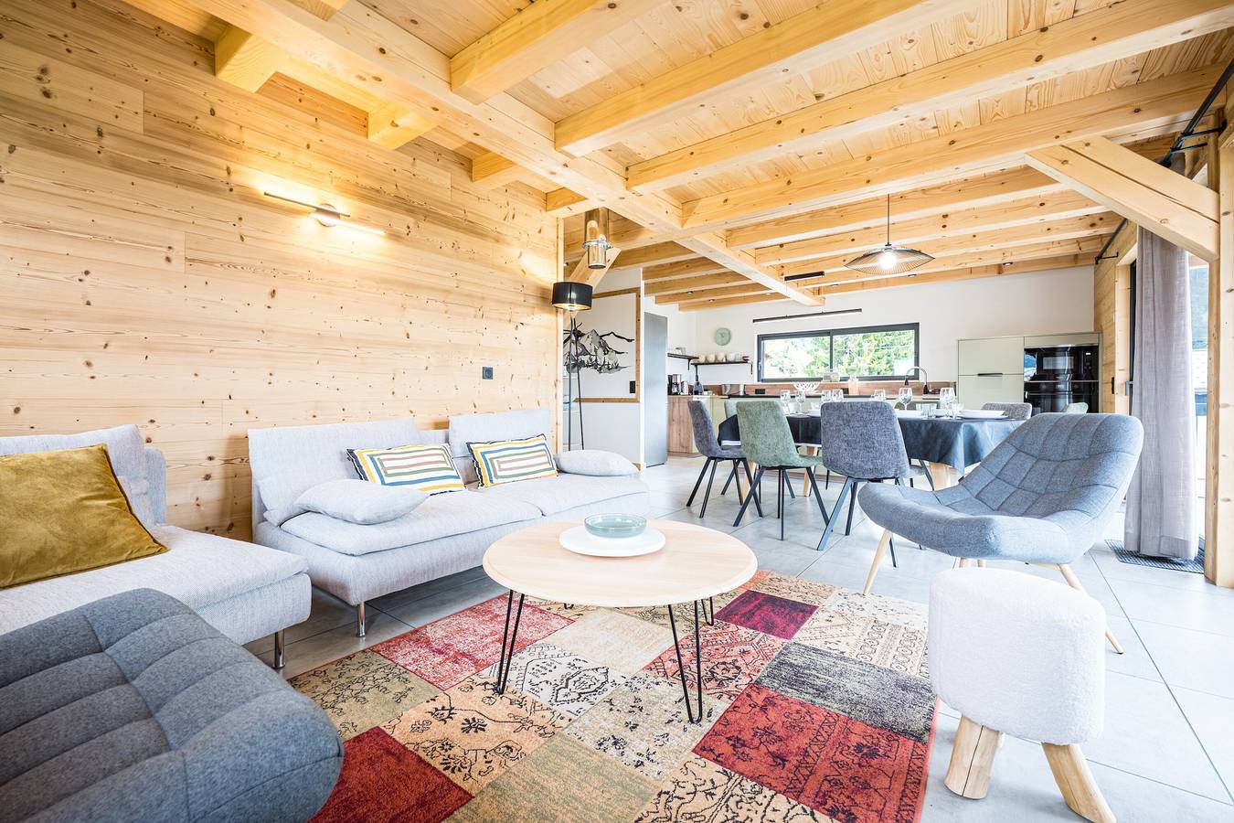 Chalet 'Les 2 Soeurs' with Mountain View, Private Terrace and Wi-Fi in Cohennoz, Albertville region