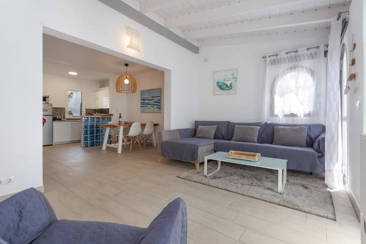 Casa Grisu Corralejo – Sea Views, Sun, Hot Tub: The Ultimate Vacation Retreat in Bajo del Medio (La Oliva), La Oliva