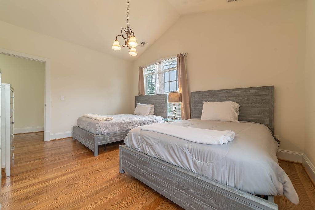 Spacious Luxury Home in the Heart of it All: 5 Bedroom, 5.5 bathrooms in Arlington (VA), Arlington County