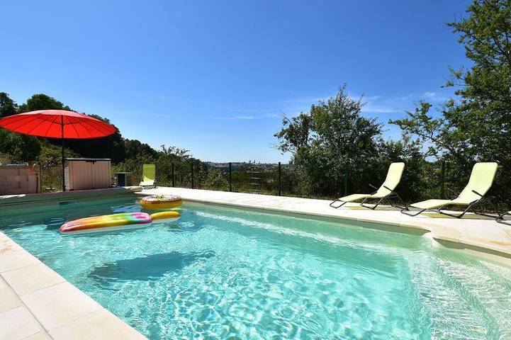 Location de vacances pour 6 personnes, avec terrasse ainsi que piscine et jardin dans Cuzy