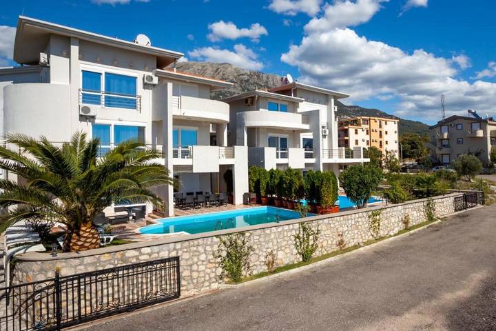 Villa für 13 Personen, mit Balkon und Terrasse sowie Whirlpool und Garten in Montenegro