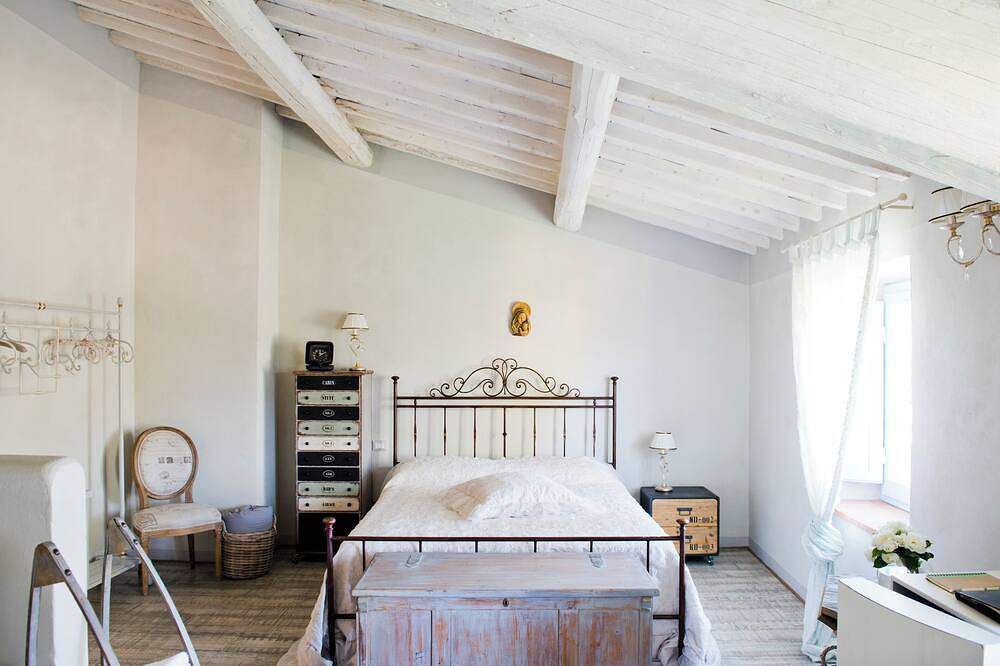 Estate with pool and vineyard in the Tuscan countryside, Mugello, near Florence in Scarperia e San Piero, Lago di Bilancino
