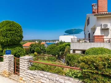 Ferienwohnung für 4 Personen, mit Garten und Terrasse in Pjescana Uvala
