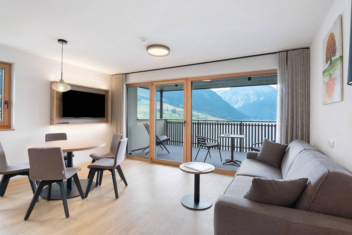 Ganze Wohnung, Residence Froy Wohnung 7 – Seeblick, Whirlpool & Frühstück inklusive in Reschensee, Graun