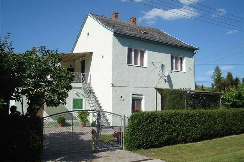 Ganze Wohnung, Ferienwohnung nur 250 m vom Strand entfernt in Balatonmariafürdö, Plattensee Südufer