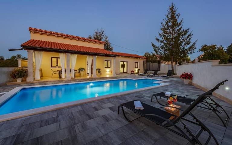 Villa for 4 people, with pool and view as well as garden, child-friendly in Istria