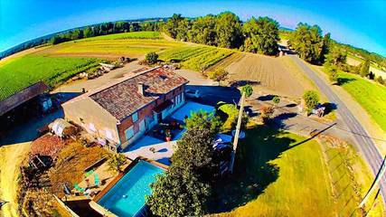 Gîte pour 4 personnes, avec jardin et vue ainsi que terrasse et piscine à Saint-Jory