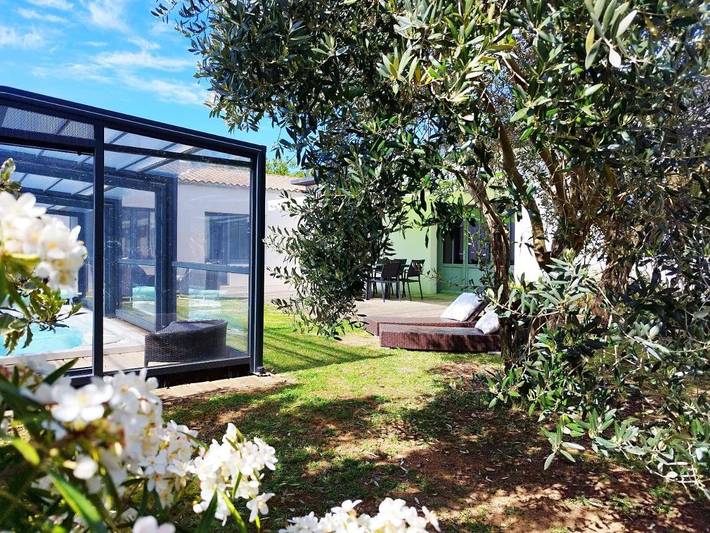 Chalet para 9 personas, con jardín además de piscina y jacuzzi, Se admiten mascotas - 1