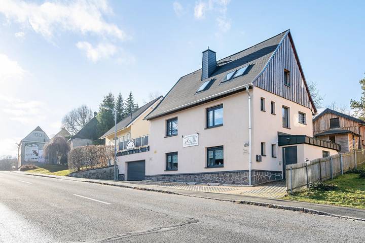 Apartamento entero, Apartamento 'Ferienhaus Fichtelberg Appartement B' con vistas a la montaña, terraza privada y Wi-Fi in Oberwiesenthal, Montes Metálicos