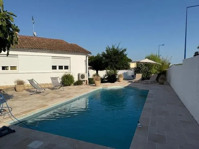 Chalet para 6 personas, con jardín además de piscina y piscina para niños - 1