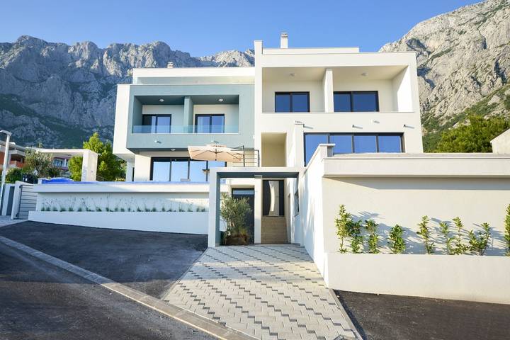 Ferienhaus für 8 Personen, mit Balkon und Terrasse sowie Pool in Veliko Brdo