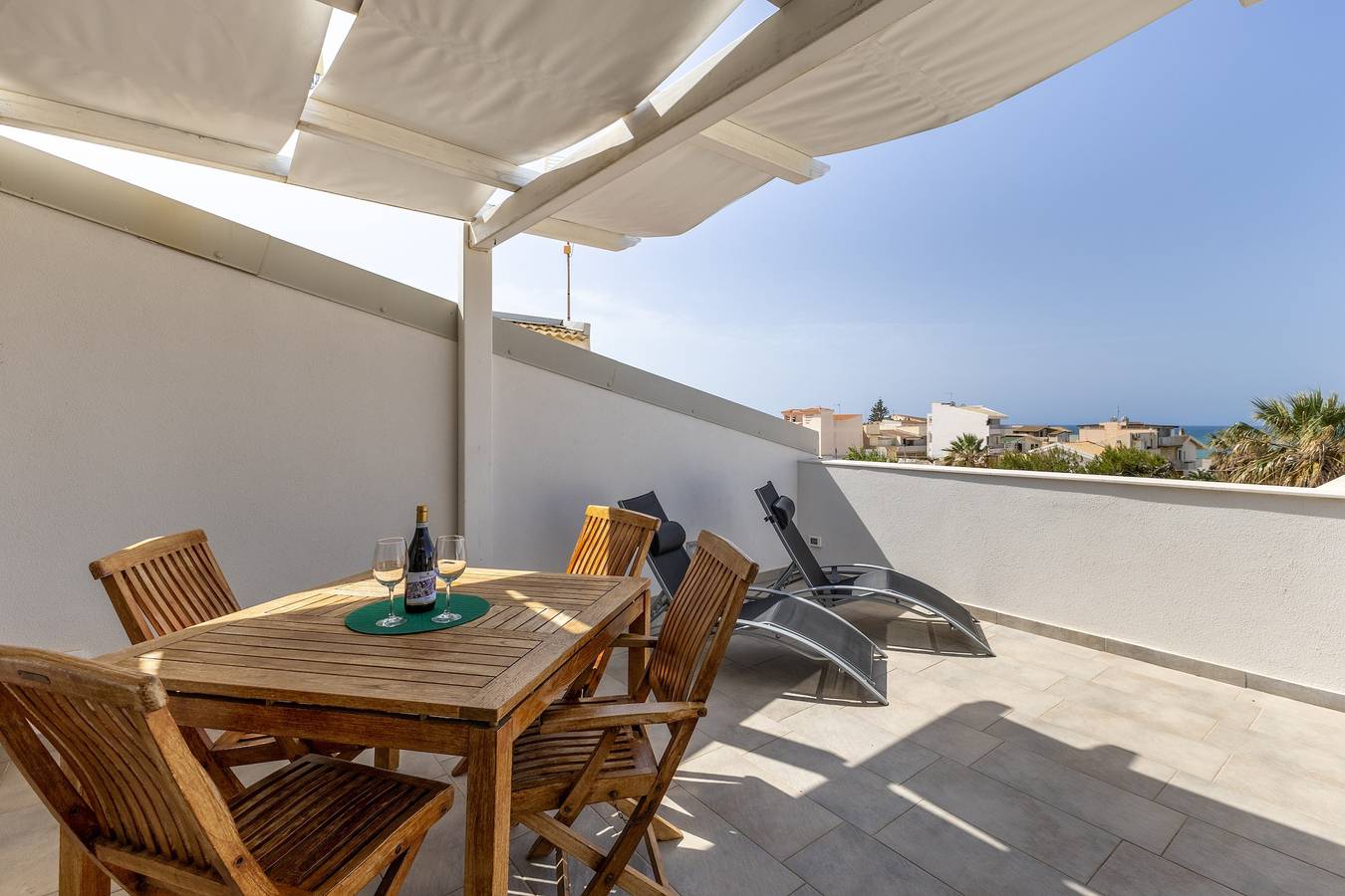 Ganze Wohnung, Ferienwohnung 'Appartamento Sole' mit Meerblick, Wlan und Klimaanlage in Punta Secca, Santa Croce Camerina