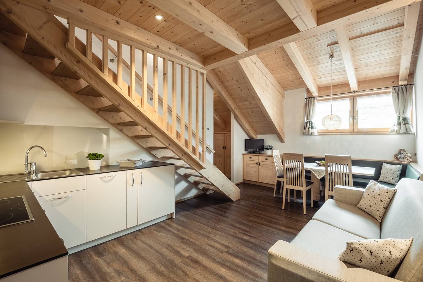 Appartamento intero, Residence Corn - Appartamento Superior "La Majun" Vista Montagna, Jacuzzi, Wi-Fi & Balcone in San Vigilio di Marebbe, Marebbe