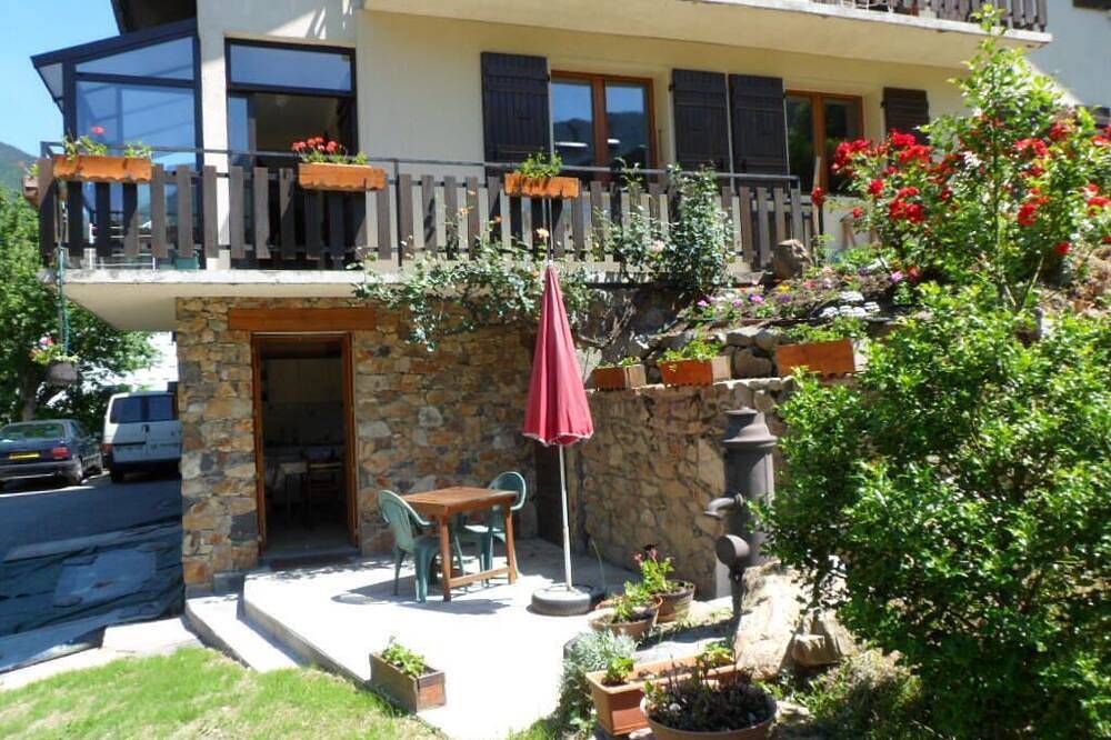 Entire apartment, 20 m2 studio ideal for a spa treatment in Brides or skiing in the 3 valleys in Salins-les-Thermes, Les Trois Vallées