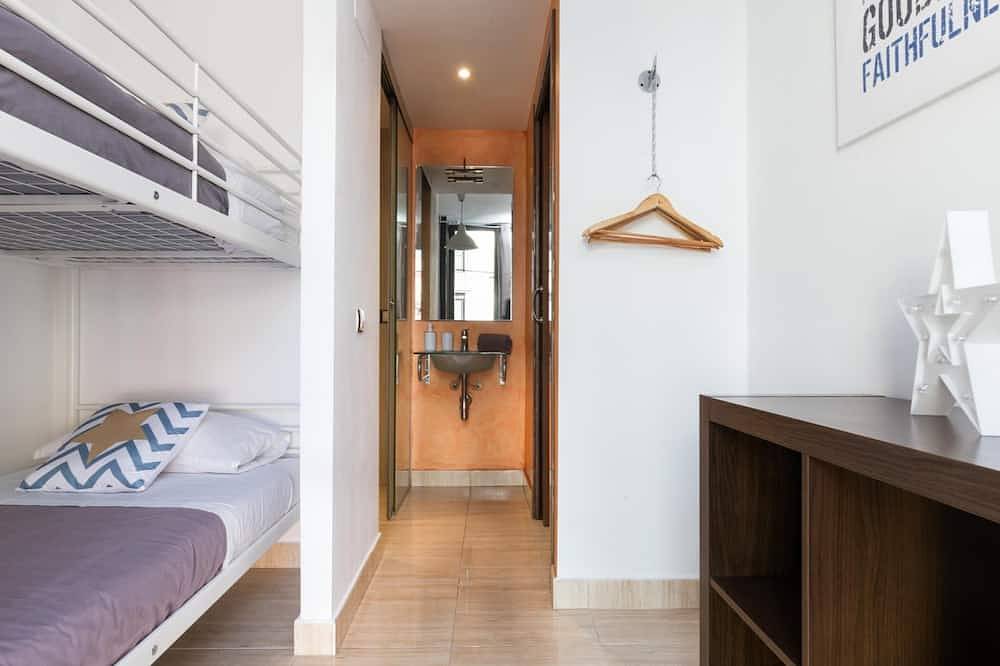 Apartamento entero, 20km from Barcelona 100 meters train and the beach.matarolux15 in Mataró, Costa del Maresme