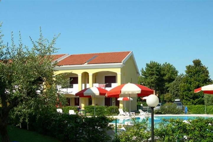 Ferienpark für 8 Personen, mit Terrasse und Garten sowie Pool in Bibione