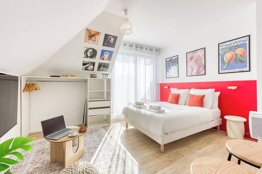 Entire apartment, Bauhaus Suite. Near Paris 5 min. Terrace. Netflix. in Bobigny, Seine-Saint-Denis