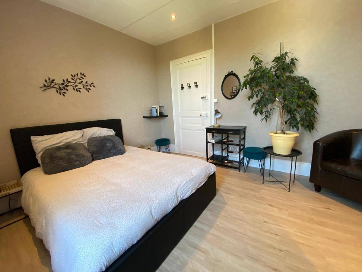 Appartement de vacances entier, Double Room with Private Bathroom in Deux Rivières, Région d'Auxerre