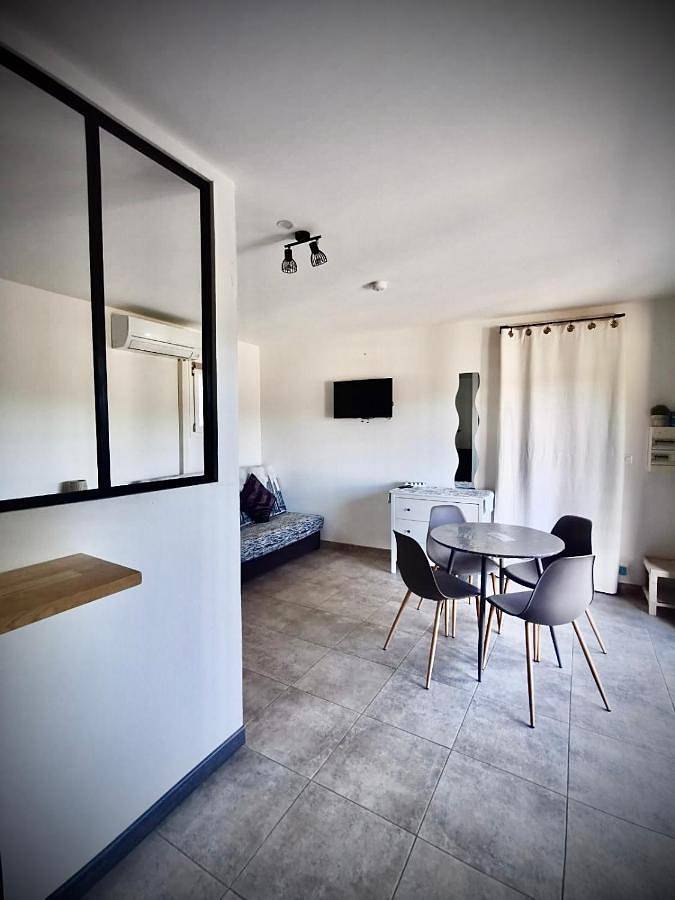 Gîte pour 3 personnes, avec vue et jardin, animaux acceptés à Saint-Jean-de-Fos - 2