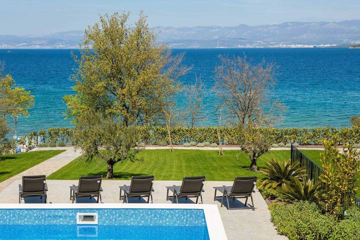 Villa C Malinska – Luxury paradise by the sea with a private pool in Malinska-Dubašnica, Krk (Croazia)