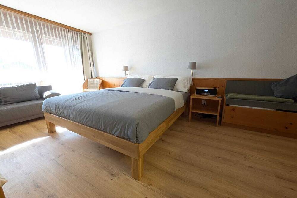 Ganze Wohnung, Studio with balcony, Niesen view & parking near Interlaken, Thunersee & Blausee in Aeschi bei Spiez, Thunersee