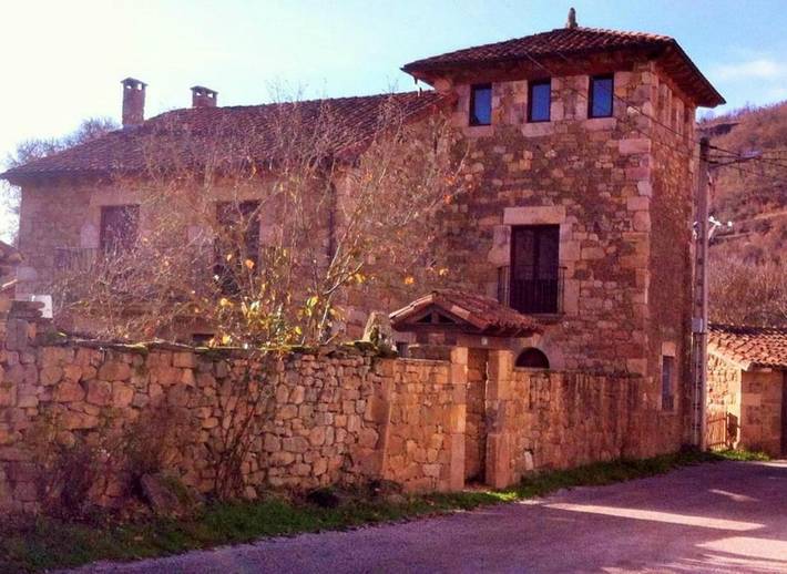 Chalet para 8 personas, con piscina además de jardín y vistas, Se admiten mascotas en Campoo - 2