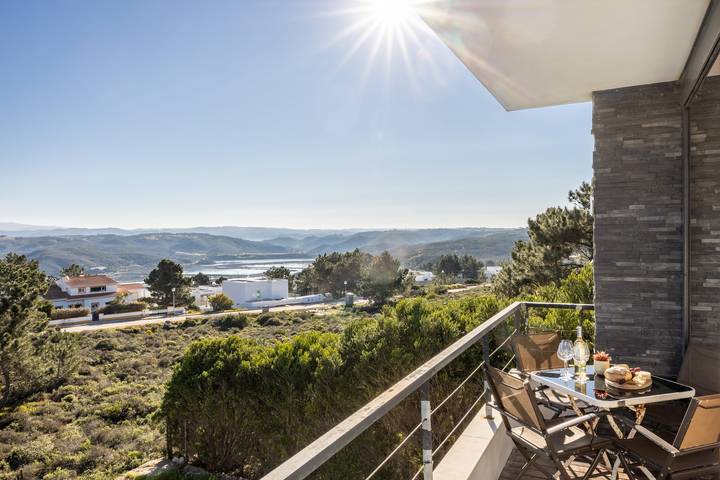 Ferienhaus für 8 Personen, mit Balkon und Terrasse sowie Garten in Aljezur