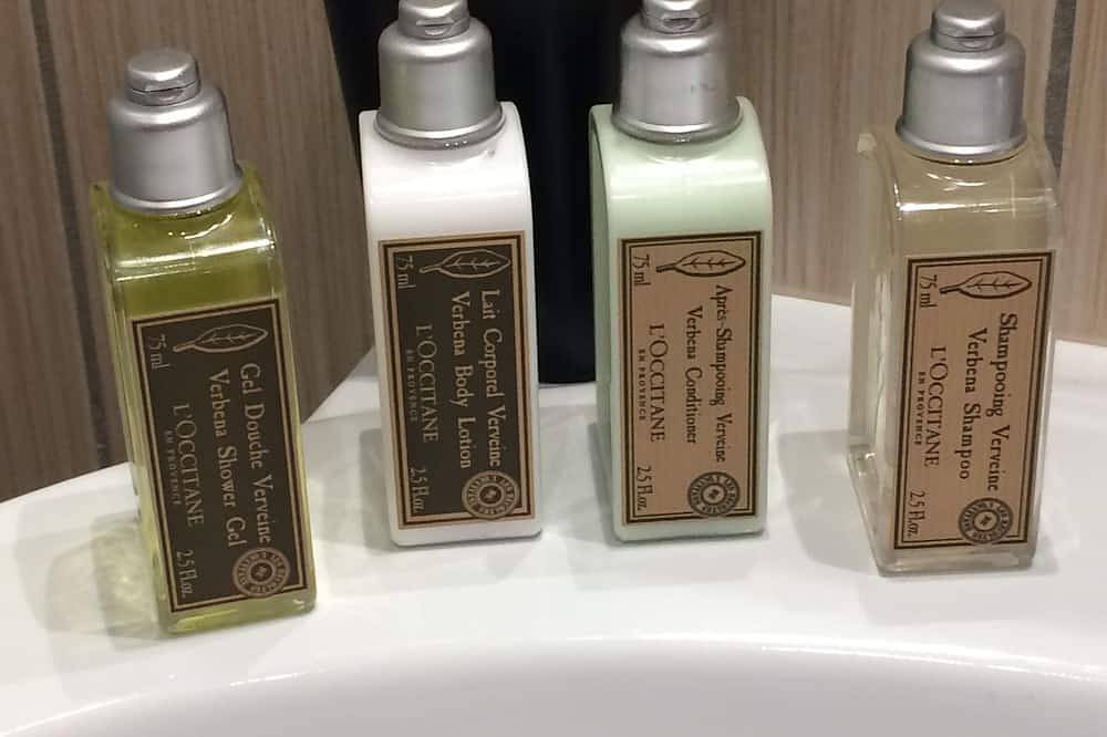 Entire apartment, 1 bedroom apartment completely renovated in residence with shared swimming pool in Palasca, Calvi region