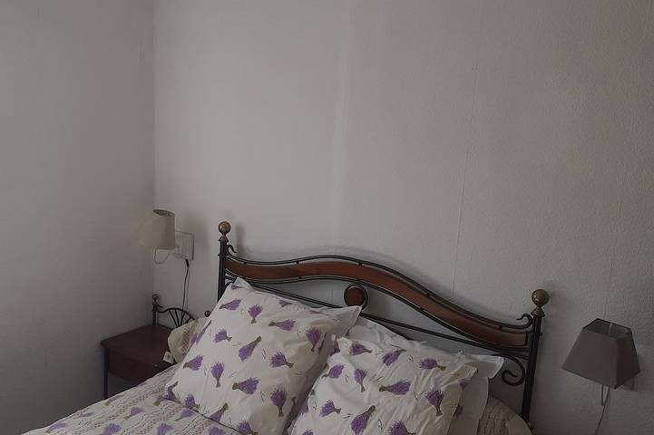 Appartement entier, Small, simple apartment in the heart of the Luberon countryside. in Bonnieux, Parc naturel régional du Luberon