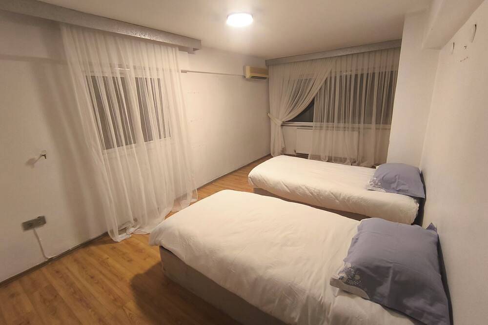 Ganze Wohnung, Spacious 4 bedroom apartment digital coded entrance walking distance to Center in Izmir, Provinz Izmir