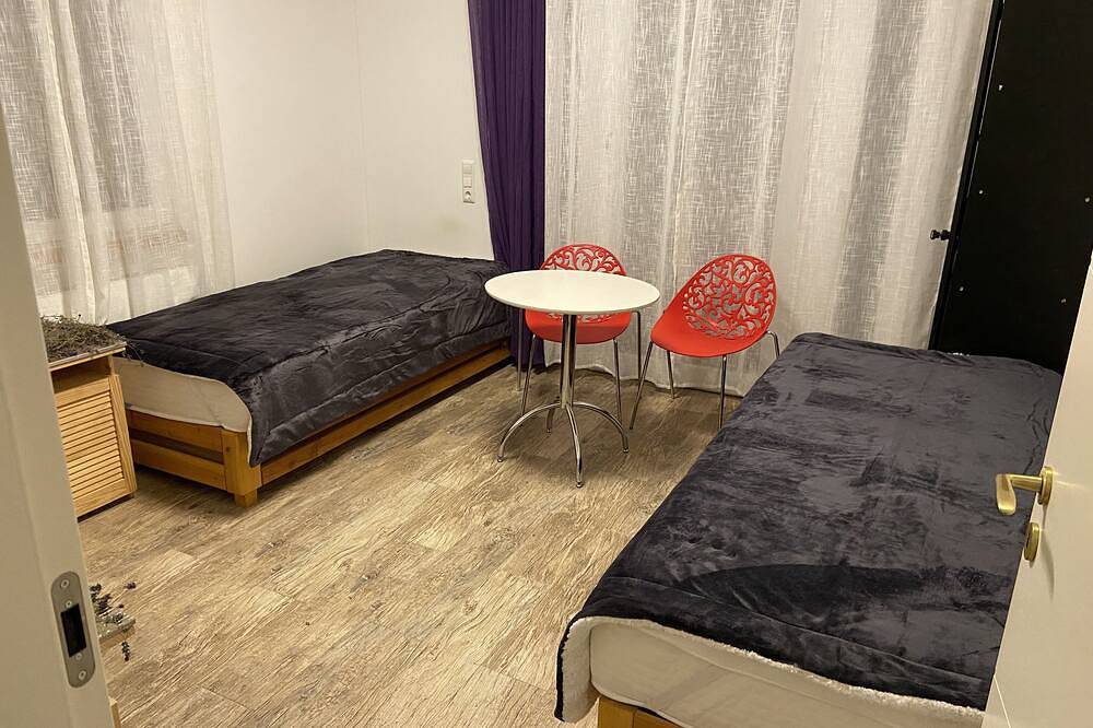 Ganze Wohnung, 4-Zimmerwohnung im 2 Fh 16 km v. Berlin Alexanderplatz, 3 Doppelbettz. Wohnküche in Ahrensfelde, Barnimerland Region