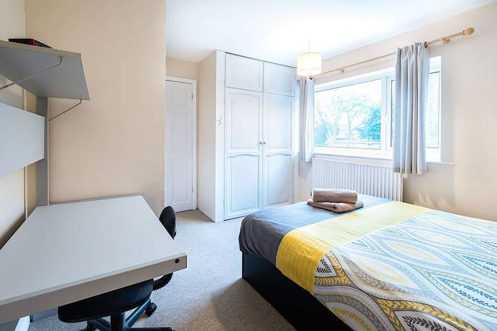 Maison-Famille-Salle de bain partagée-Vue sur Jardin in High Wycombe, Chiltern Hills