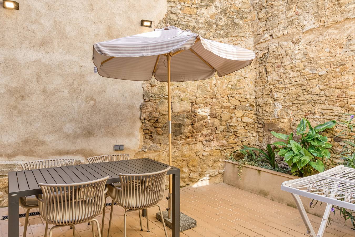 Apartamento entero, Apartamento 'Empordà Peratallada' con Wi-Fi y Aire Acondicionado in Forallac, Costa Brava