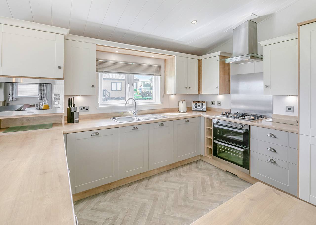 Deluxe 3, Slps 6, parking, ensuite, decking in Porthcawl, Bridgend region