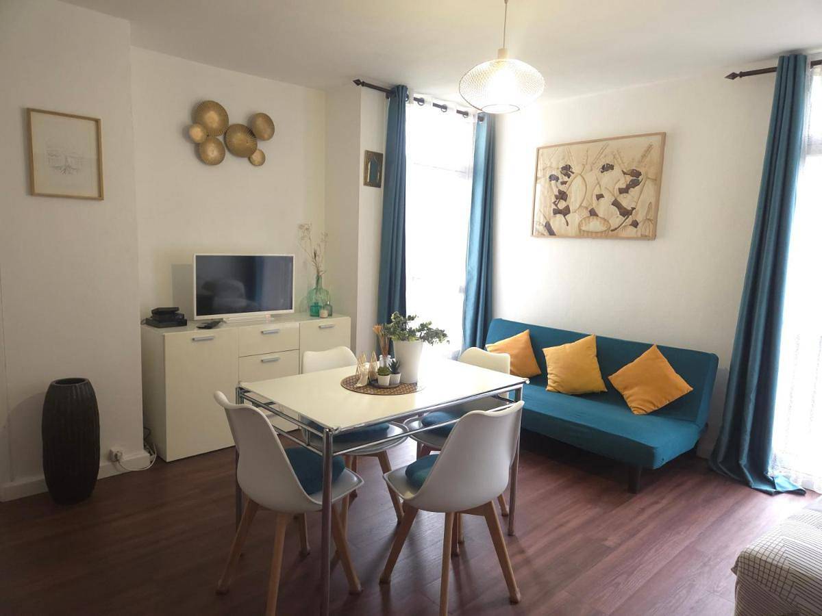 Appartement entier, Séjour cosy près de Paris T3 cuisine ouverte et bar in Ris-Orangis, Essonne
