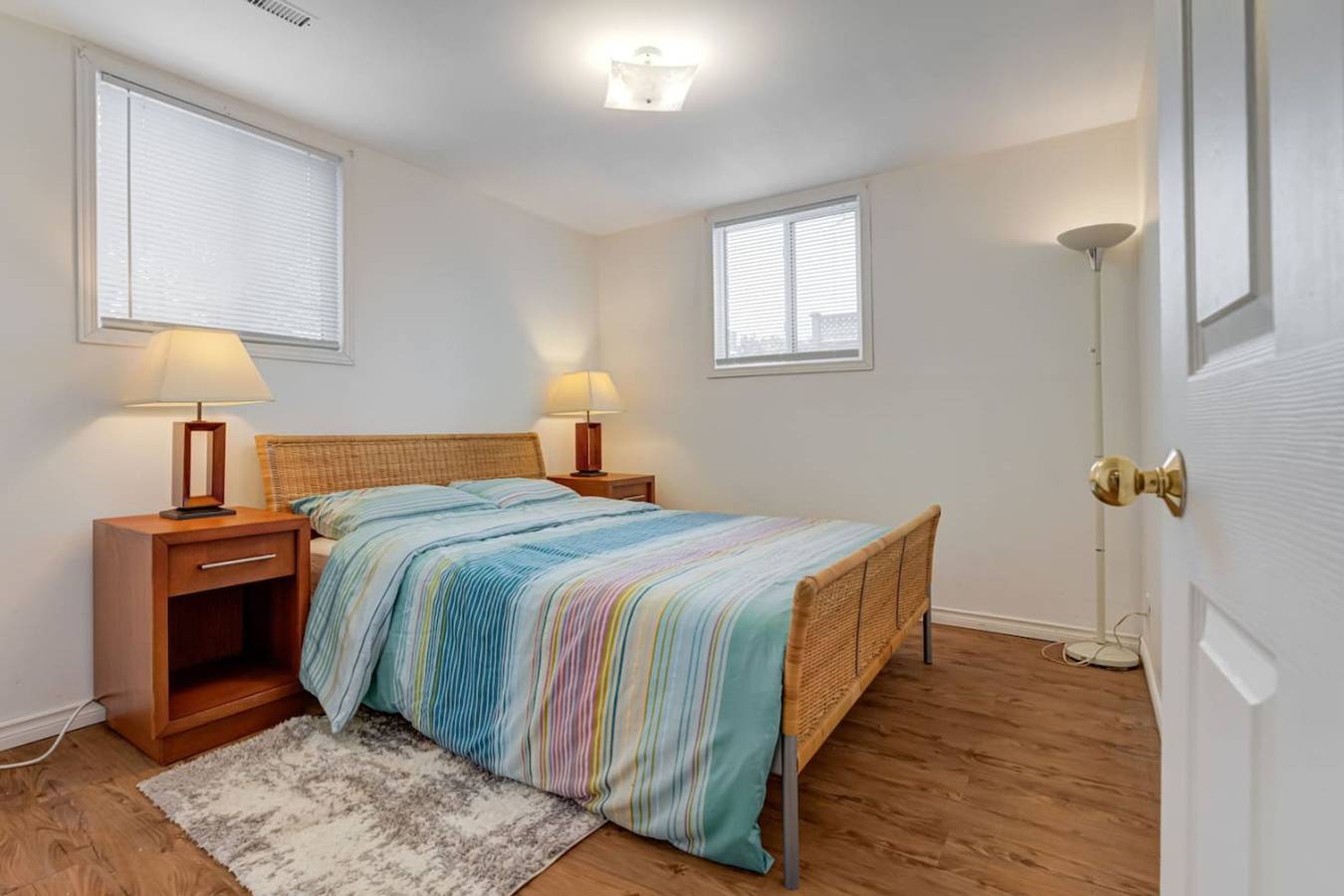 Comfortable Whitby 2 Bedroom Lower Suite in Whitby (Canada), Lake Ontario (Canada)