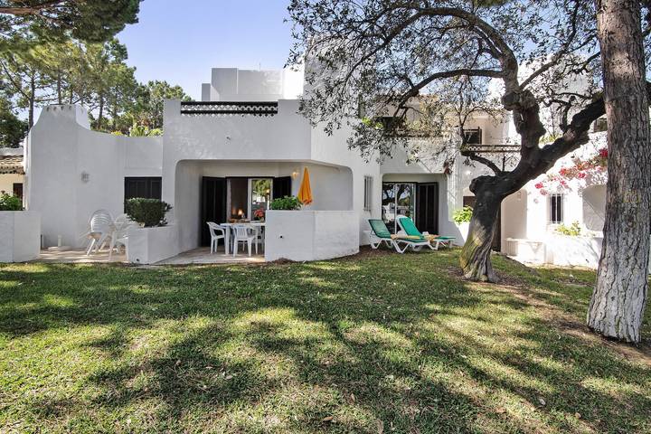 Holiday rental for 4 people, with children pool and garden in Olhos de Água