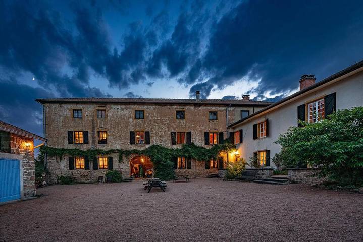 Gîte pour 4 personnes, avec vue ainsi que jardin et piscine à Thizy-les-Bourgs - 4