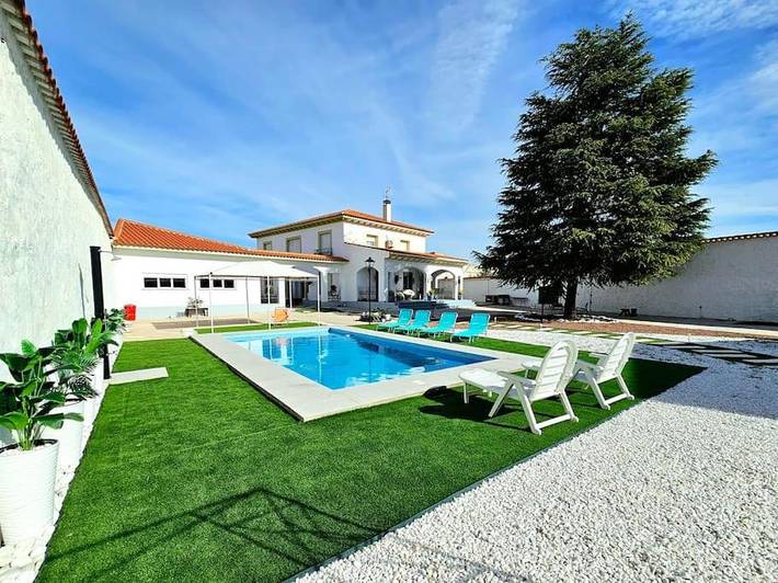 Casa rural para 16 personas, con Balcón y Terraza además de Piscina y Vistas en Uclés
